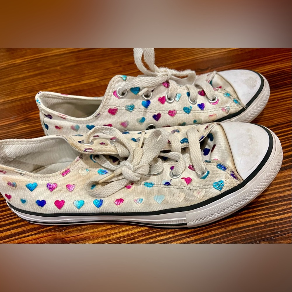 Girls Heart Converse shoes - Picture 2 of 3